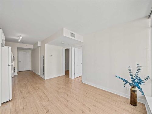 708-10 Brentwood Common Nw, Calgary, AB - Indoor Photo Showing Other Room