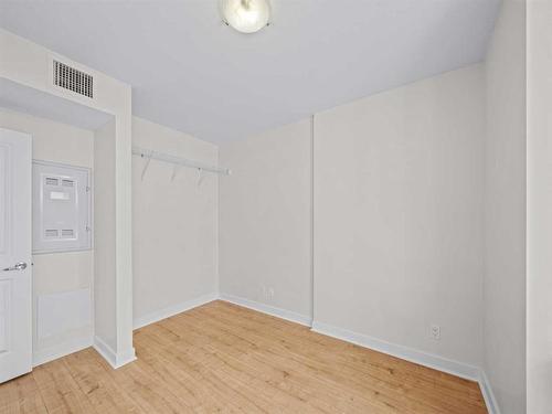 708-10 Brentwood Common Nw, Calgary, AB - Indoor Photo Showing Other Room