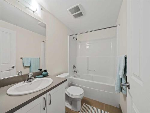 708-10 Brentwood Common Nw, Calgary, AB - Indoor Photo Showing Bathroom