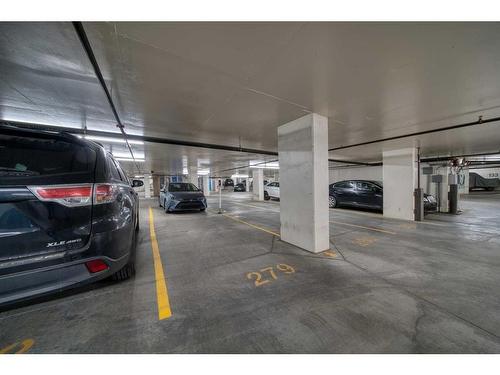 708-10 Brentwood Common Nw, Calgary, AB - Indoor Photo Showing Garage