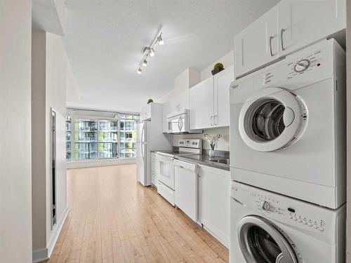 708-10 Brentwood Common Nw, Calgary, AB - Indoor Photo Showing Laundry Room