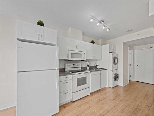 708-10 Brentwood Common Nw, Calgary, AB - Indoor Photo Showing Kitchen