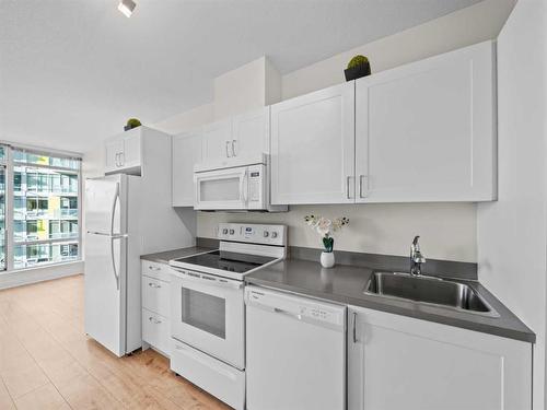 708-10 Brentwood Common Nw, Calgary, AB - Indoor Photo Showing Kitchen