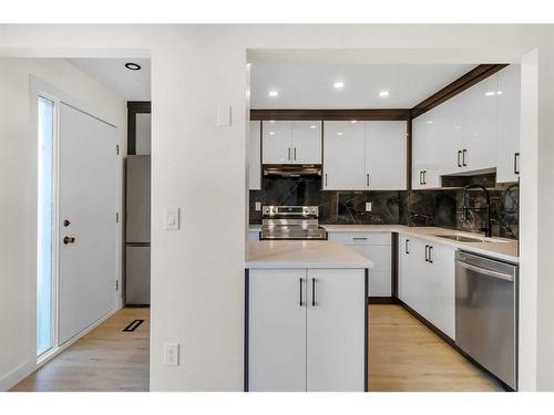 61-116 Silver Crest Drive Nw, Calgary, AB - Indoor Photo Showing Kitchen