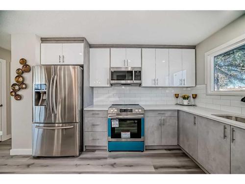 232 Manora Crescent Ne, Calgary, AB - Indoor Photo Showing Kitchen