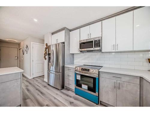 232 Manora Crescent Ne, Calgary, AB - Indoor Photo Showing Kitchen