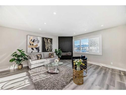 232 Manora Crescent Ne, Calgary, AB - Indoor Photo Showing Living Room