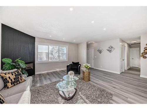 232 Manora Crescent Ne, Calgary, AB - Indoor Photo Showing Living Room