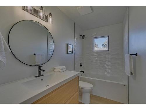 2712 Doverbrook Road Se, Calgary, AB - Indoor Photo Showing Bathroom