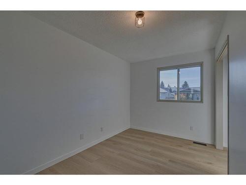 2712 Doverbrook Road Se, Calgary, AB - Indoor Photo Showing Other Room