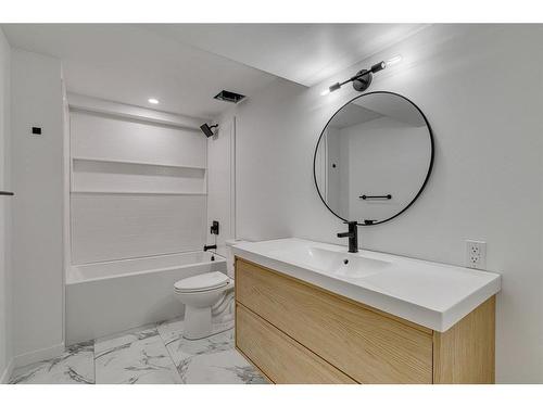 2712 Doverbrook Road Se, Calgary, AB - Indoor Photo Showing Bathroom