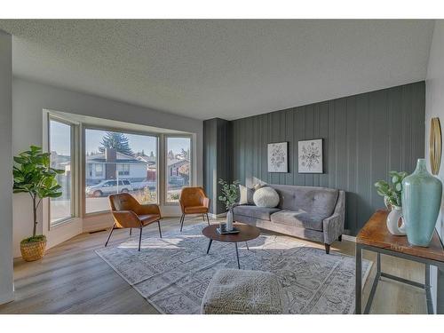 2712 Doverbrook Road Se, Calgary, AB - Indoor Photo Showing Living Room