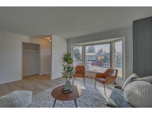 2712 Doverbrook Road Se, Calgary, AB - Indoor Photo Showing Living Room