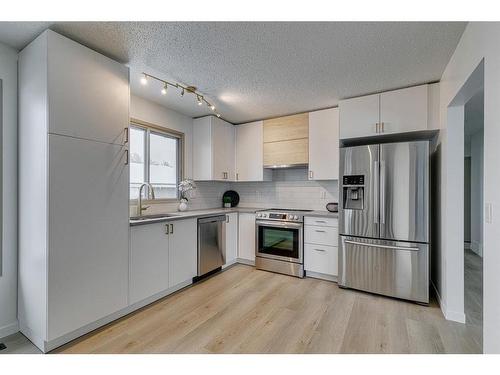 2712 Doverbrook Road Se, Calgary, AB - Indoor Photo Showing Kitchen