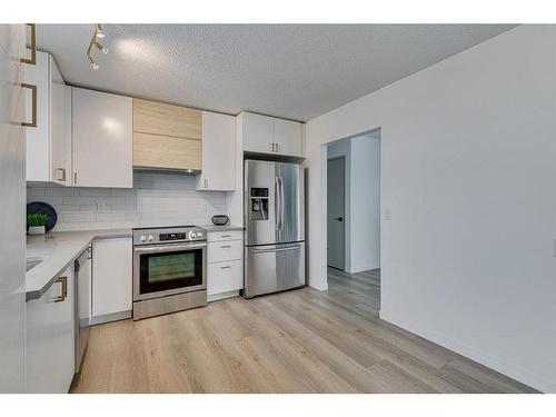 2712 Doverbrook Road Se, Calgary, AB - Indoor Photo Showing Kitchen