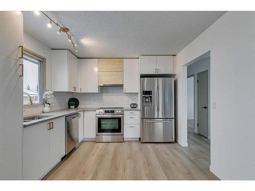 2712 Doverbrook Road Se, Calgary, AB - Indoor Photo Showing Kitchen