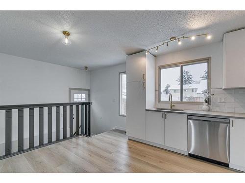 2712 Doverbrook Road Se, Calgary, AB - Indoor Photo Showing Kitchen