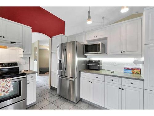 4 Sierra Vista Circle Sw, Calgary, AB - Indoor Photo Showing Kitchen