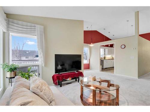 4 Sierra Vista Circle Sw, Calgary, AB - Indoor Photo Showing Living Room