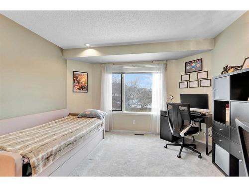 4 Sierra Vista Circle Sw, Calgary, AB - Indoor Photo Showing Bedroom