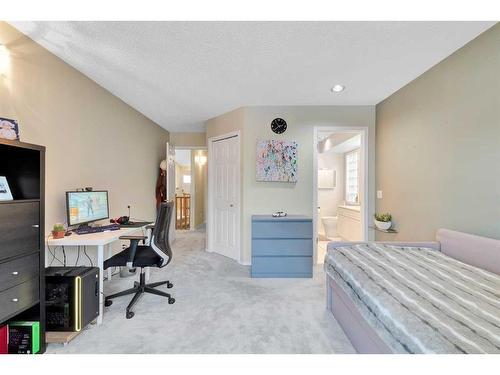 4 Sierra Vista Circle Sw, Calgary, AB - Indoor Photo Showing Bedroom