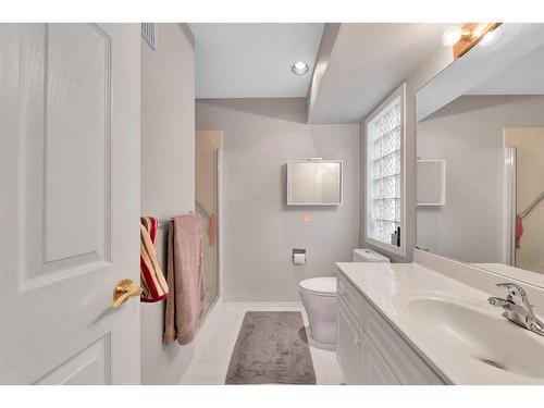 4 Sierra Vista Circle Sw, Calgary, AB - Indoor Photo Showing Bathroom