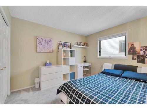 4 Sierra Vista Circle Sw, Calgary, AB - Indoor Photo Showing Bedroom