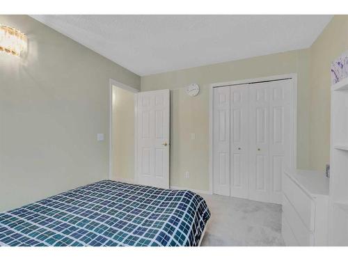 4 Sierra Vista Circle Sw, Calgary, AB - Indoor Photo Showing Bedroom