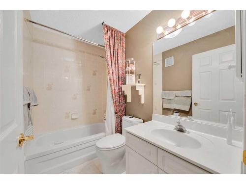 4 Sierra Vista Circle Sw, Calgary, AB - Indoor Photo Showing Bathroom