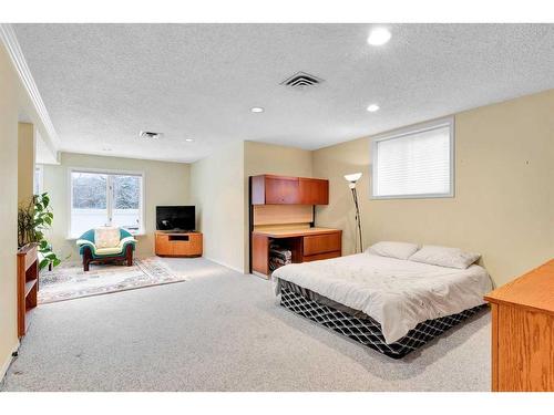 4 Sierra Vista Circle Sw, Calgary, AB - Indoor Photo Showing Bedroom