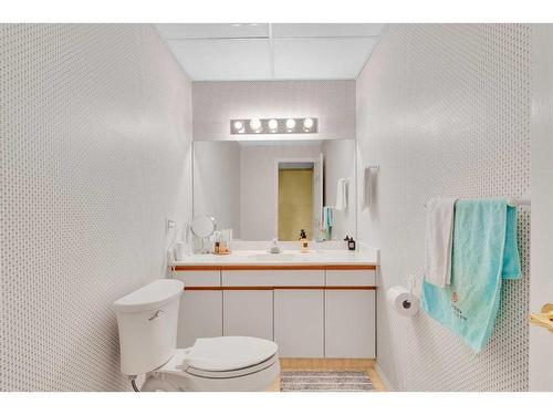 4 Sierra Vista Circle Sw, Calgary, AB - Indoor Photo Showing Bathroom