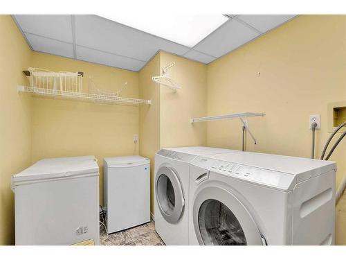 4 Sierra Vista Circle Sw, Calgary, AB - Indoor Photo Showing Laundry Room