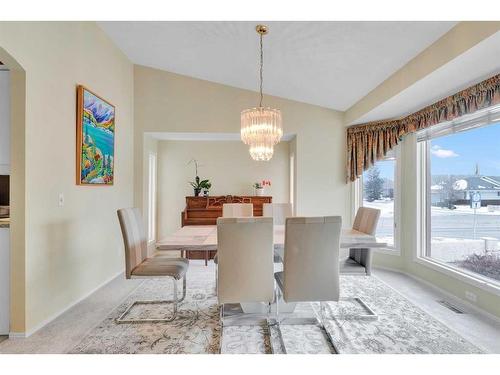 4 Sierra Vista Circle Sw, Calgary, AB - Indoor Photo Showing Dining Room