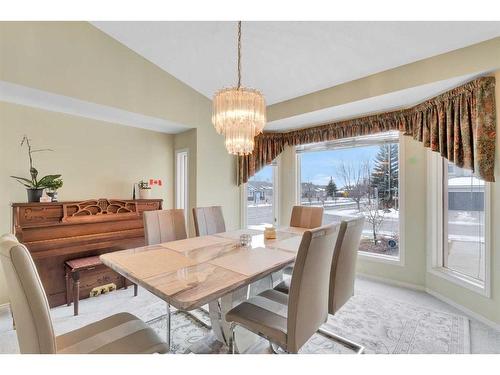 4 Sierra Vista Circle Sw, Calgary, AB - Indoor Photo Showing Dining Room