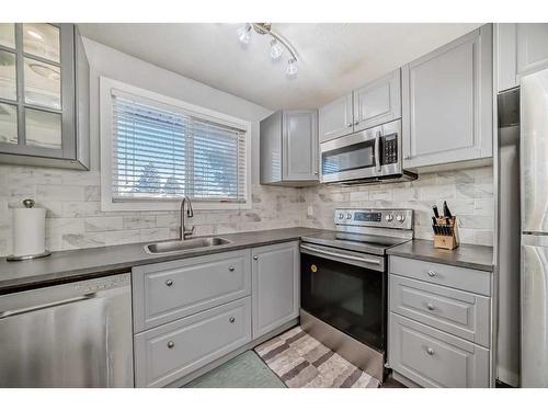 1204 60 Street Se, Calgary, AB - Indoor Photo Showing Kitchen