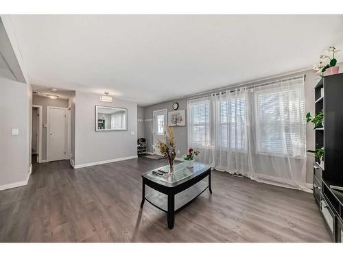 1204 60 Street Se, Calgary, AB - Indoor Photo Showing Living Room