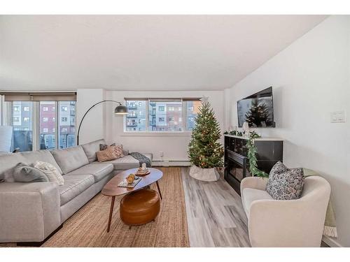 302-429 14 Street Nw, Calgary, AB - Indoor Photo Showing Living Room