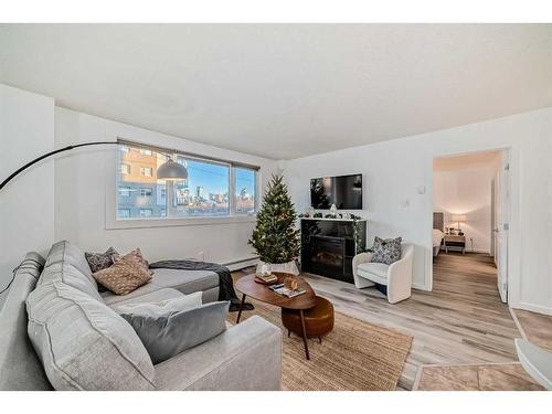 302-429 14 Street Nw, Calgary, AB - Indoor Photo Showing Living Room