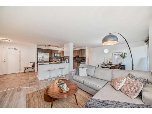 302-429 14 Street Nw, Calgary, AB - Indoor Photo Showing Living Room