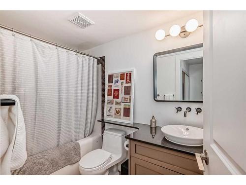 302-429 14 Street Nw, Calgary, AB - Indoor Photo Showing Bathroom