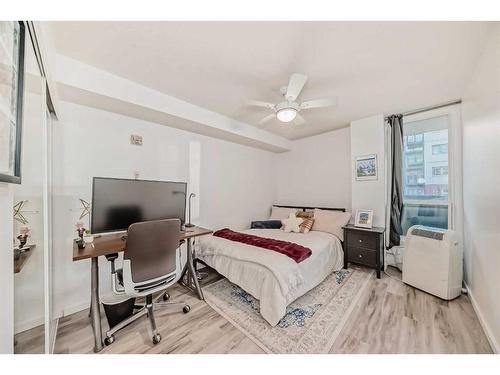 302-429 14 Street Nw, Calgary, AB - Indoor Photo Showing Bedroom