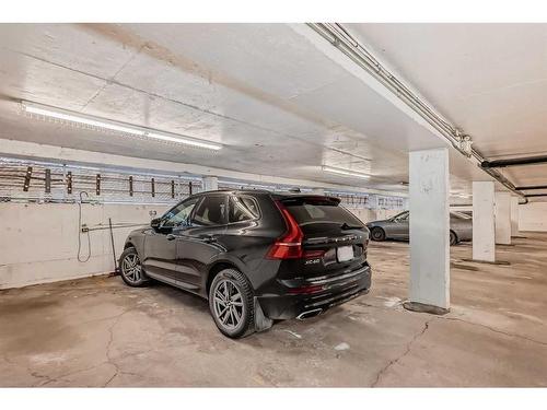 302-429 14 Street Nw, Calgary, AB - Indoor Photo Showing Garage