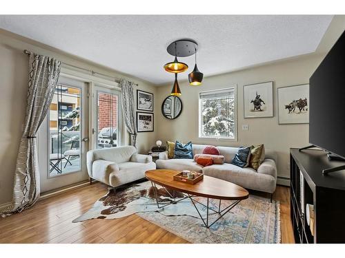 201-825 Mcdougall Road Ne, Calgary, AB - Indoor Photo Showing Living Room