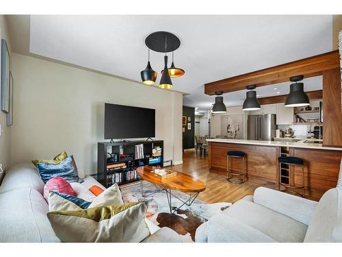 201-825 Mcdougall Road Ne, Calgary, AB - Indoor Photo Showing Living Room