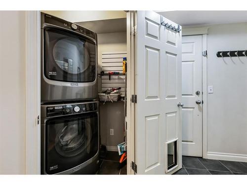 201-825 Mcdougall Road Ne, Calgary, AB - Indoor Photo Showing Laundry Room