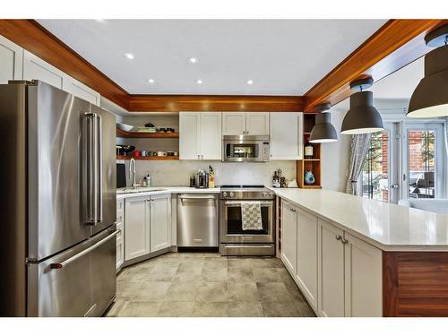 201-825 Mcdougall Road Ne, Calgary, AB - Indoor Photo Showing Kitchen