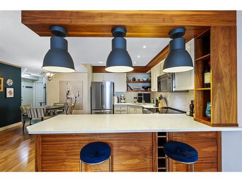 201-825 Mcdougall Road Ne, Calgary, AB - Indoor Photo Showing Kitchen