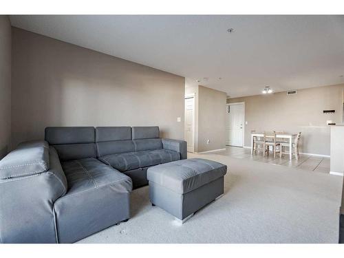 5305-69 Country Village Manor Ne, Calgary, AB - Indoor Photo Showing Living Room