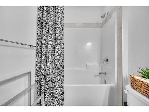 608 West Lakeview Drive, Chestermere, AB - Indoor Photo Showing Bathroom