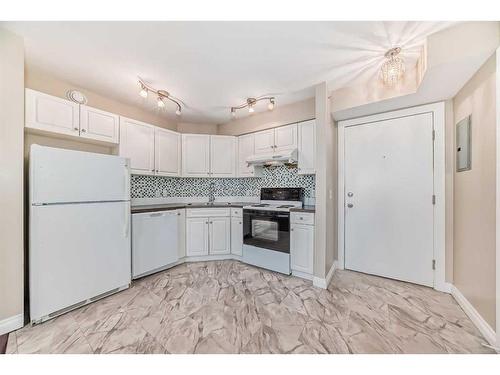 405-2000 Applevillage Court Se, Calgary, AB - Indoor Photo Showing Kitchen